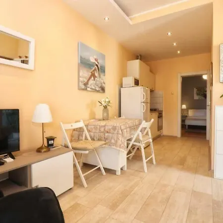 Apartment Sweet Corner *